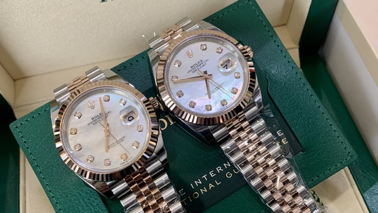  Đồng hồ rolex điểm vàng - Vẻ đẹp huyền bí từ chất liệu tự nhiên