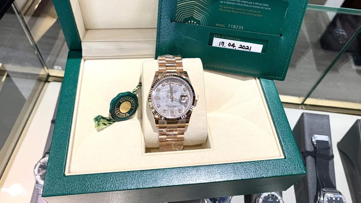  Khám phá siêu phẩm đồng hồ Rolex Daydate mặt thiên thạch đẳng cấp 2022