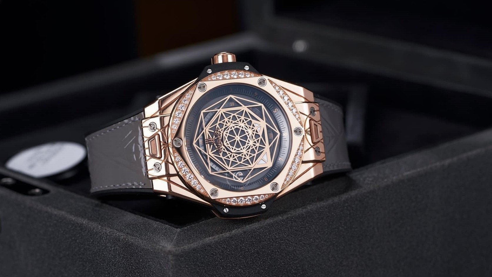  Cập nhật giá đồng hồ Hublot vàng nguyên khối mới nhất 2023