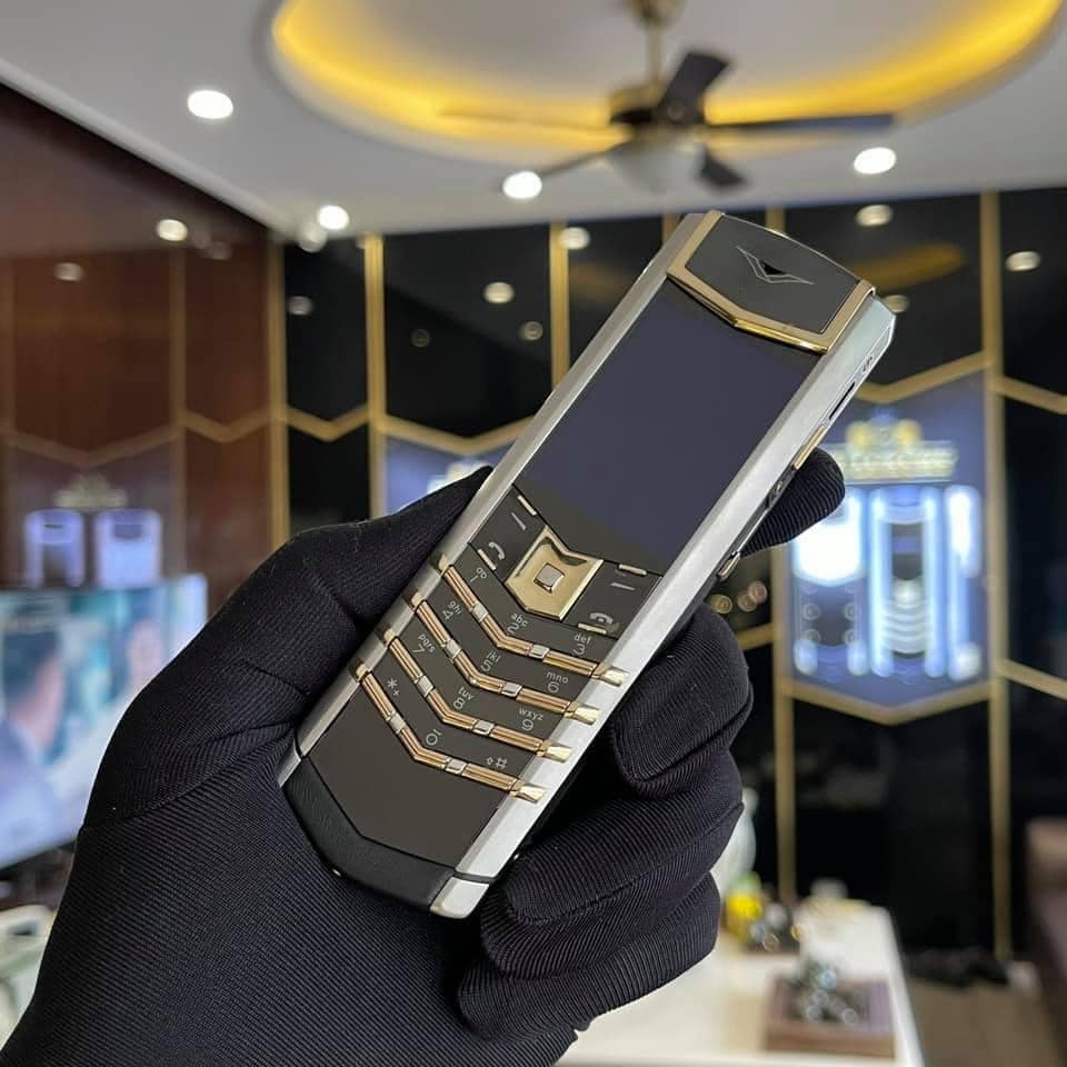 Vertu Signature S Yellow Gold mix metal đẳng cấp trên từng phím bấm 