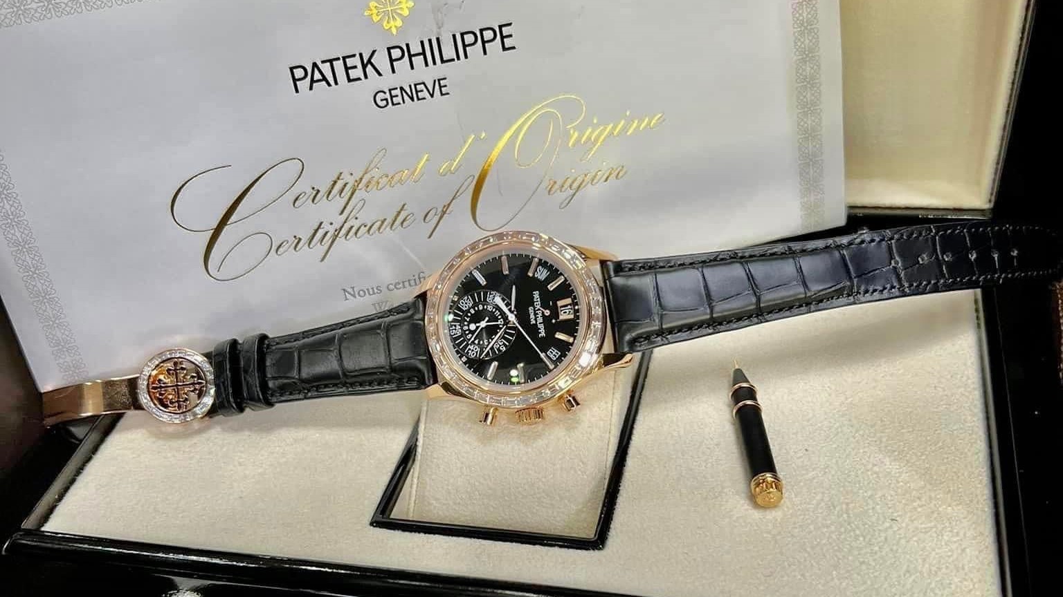  Review về mẫu patek philippe dây da trên thị trường